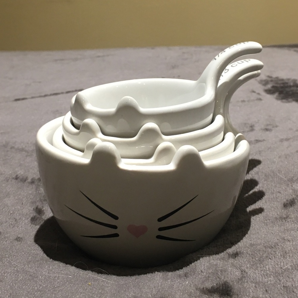 Kitty: Measuring cups